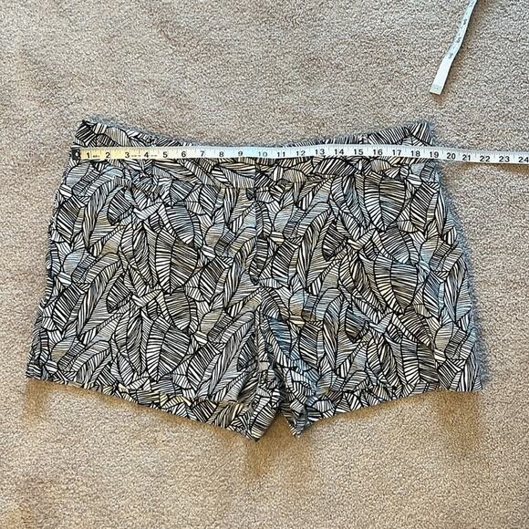 Loft 100% Linen Marisa Palm Leaf Print 4” Shorts Size 14 Black White - Picture 6 of 8